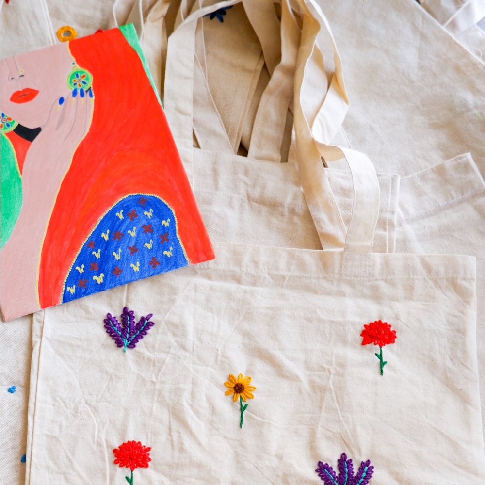 🌼 Embroidered floral canvas tote bag